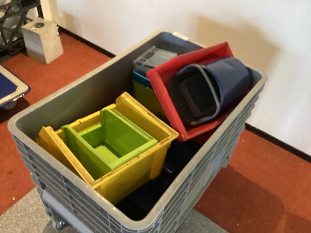 Manutan palletkist verrijdbaar met stapelbakken - afbeelding 4 van  6