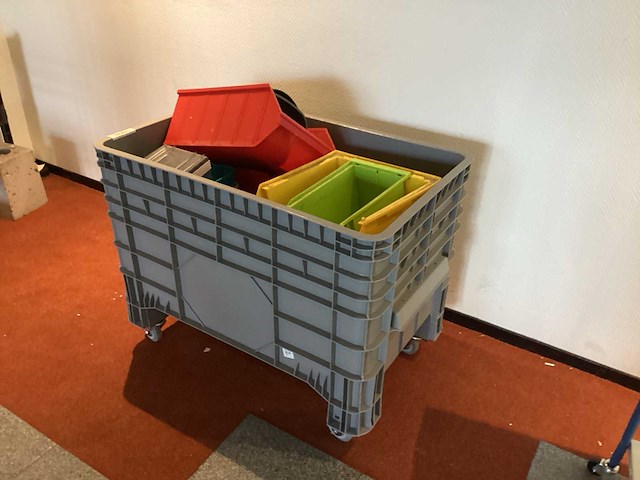 Manutan palletkist verrijdbaar met stapelbakken - afbeelding 2 van  6