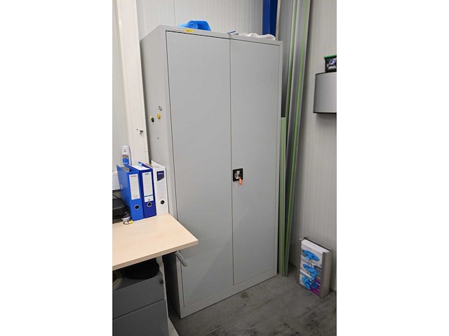 Manutan werkplaatskast inclusief inhoud installatiematerialen - afbeelding 3 van  4