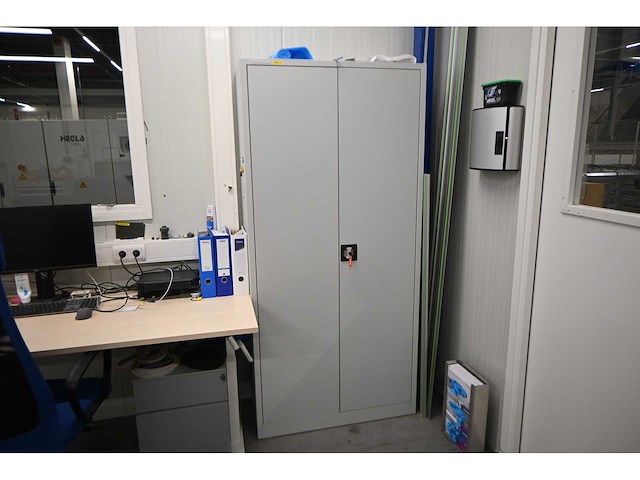 Manutan werkplaatskast inclusief inhoud installatiematerialen - afbeelding 1 van  4