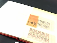 Map grotendeels gevuld met nederlandse postzegels - afbeelding 3 van  6