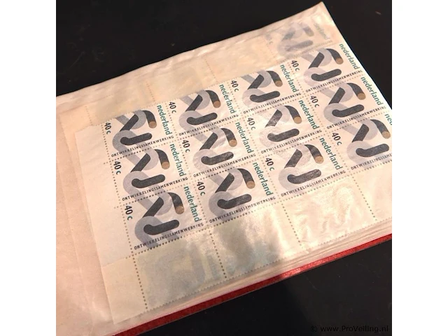 Mapje met (postfrisse?) postzegels - afbeelding 3 van  7