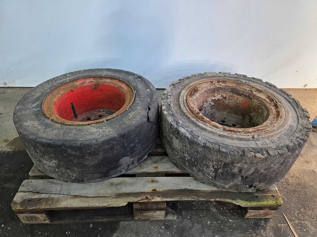Marangoni - heftruck bandenset 300-15/8.00 - afbeelding 2 van  6