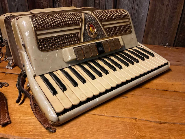 Marinucci | vintage italiaanse toetsaccordeon - afbeelding 5 van  12
