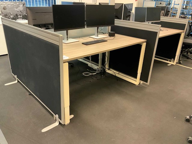 Markant bureau opstelling met scheidingswanden - afbeelding 1 van  11