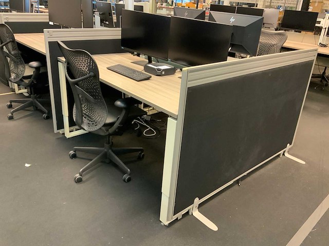 Markant bureau opstelling met scheidingswanden - afbeelding 4 van  11