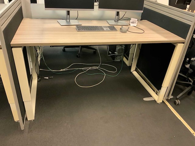 Markant bureau opstelling met scheidingswanden - afbeelding 7 van  11