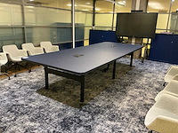 Markant stand-up electrisch verstelbare vergadertafel