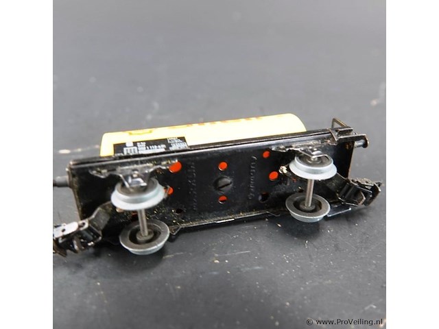 Märklin 4442 (of verwante oudere variant zoals de märklin 4502) mineraalolieketelwagen in de uitvoering van de duitse spoorwegen (db) - afbeelding 5 van  6