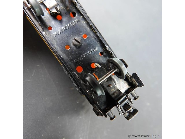 Märklin 4442 (of verwante oudere variant zoals de märklin 4502) mineraalolieketelwagen in de uitvoering van de duitse spoorwegen (db) - afbeelding 6 van  6