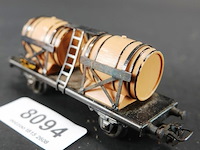 Märklin h0-goederenwagon (artikelnummer 4510), een zogenaamde wijnvatenwagon beladen met twee grote houten vaten - afbeelding 1 van  5