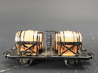 Märklin h0-goederenwagon (artikelnummer 4510), een zogenaamde wijnvatenwagon beladen met twee grote houten vaten - afbeelding 2 van  5