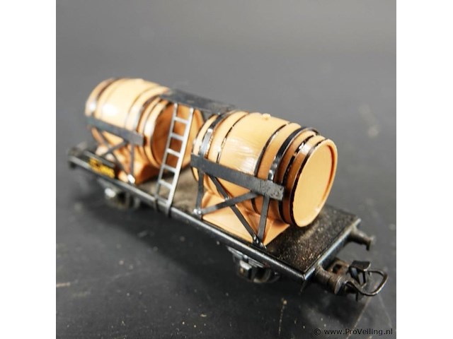 Märklin h0-goederenwagon (artikelnummer 4510), een zogenaamde wijnvatenwagon beladen met twee grote houten vaten - afbeelding 4 van  5