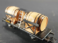 Märklin h0-goederenwagon (artikelnummer 4510), een zogenaamde wijnvatenwagon beladen met twee grote houten vaten - afbeelding 4 van  5