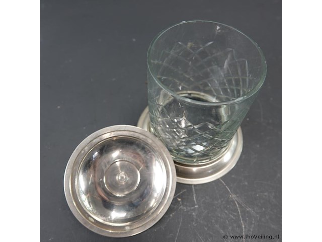 Marmeladepot gemaakt van geslepen glas. met tinnen voet en deksel - afbeelding 4 van  5