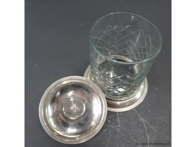 Marmeladepot gemaakt van geslepen glas. met tinnen voet en deksel - afbeelding 4 van  5