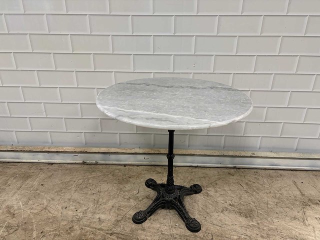 Marmeren restauranttafel met ijzer onderstel - afbeelding 1 van  4