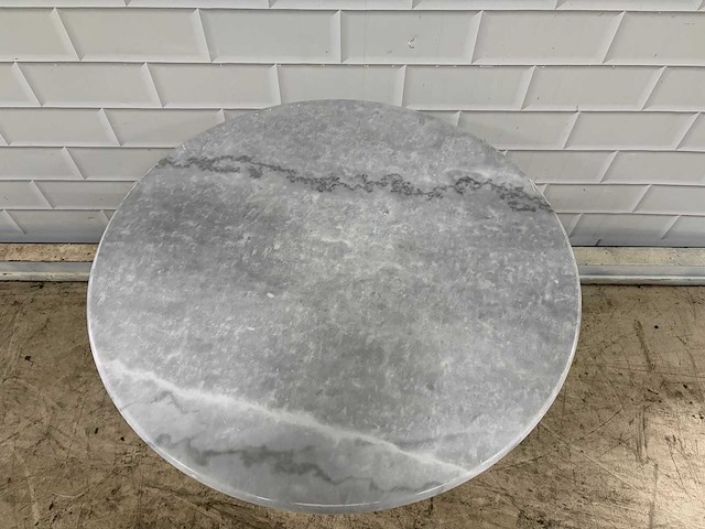 Marmeren restauranttafel met ijzer onderstel - afbeelding 4 van  4