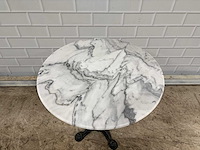 Marmeren restauranttafel met ijzer onderstel - afbeelding 4 van  4