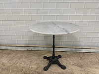 Marmeren restauranttafel met ijzer onderstel - afbeelding 2 van  5