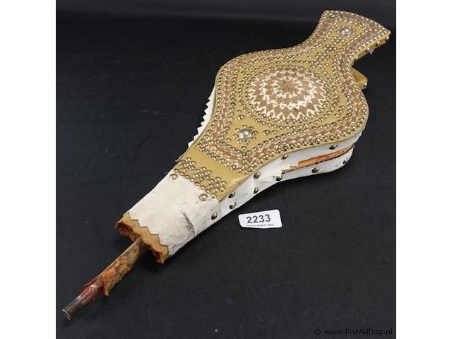 Marokkaanse blaasbalg (raboz), rijk versierd met leer en goudkleurige details. - afbeelding 1 van  5