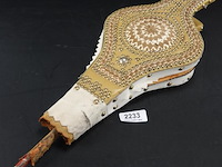 Marokkaanse blaasbalg (raboz), rijk versierd met leer en goudkleurige details. - afbeelding 1 van  5