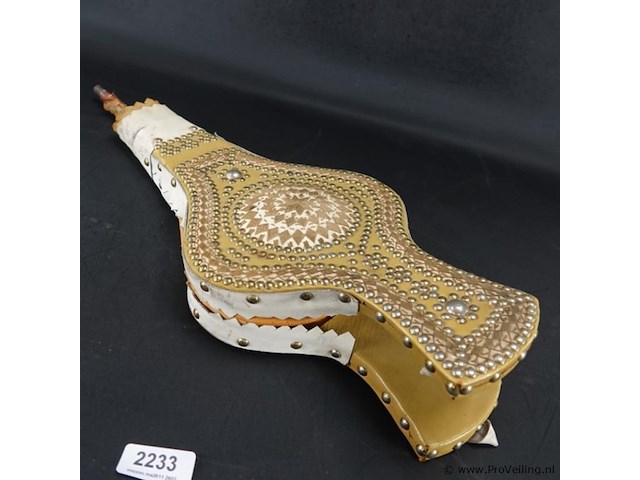 Marokkaanse blaasbalg (raboz), rijk versierd met leer en goudkleurige details. - afbeelding 2 van  5