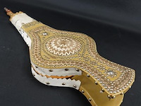 Marokkaanse blaasbalg (raboz), rijk versierd met leer en goudkleurige details. - afbeelding 2 van  5