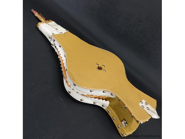 Marokkaanse blaasbalg (raboz), rijk versierd met leer en goudkleurige details. - afbeelding 3 van  5