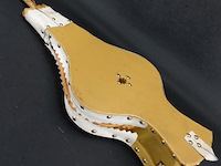 Marokkaanse blaasbalg (raboz), rijk versierd met leer en goudkleurige details. - afbeelding 3 van  5