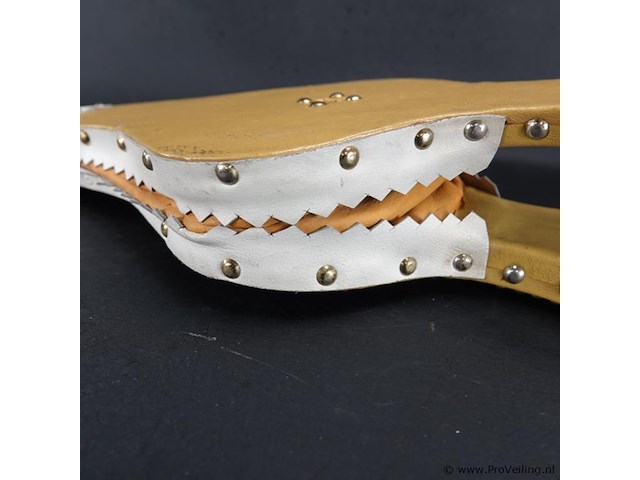 Marokkaanse blaasbalg (raboz), rijk versierd met leer en goudkleurige details. - afbeelding 4 van  5