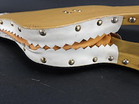 Marokkaanse blaasbalg (raboz), rijk versierd met leer en goudkleurige details. - afbeelding 4 van  5