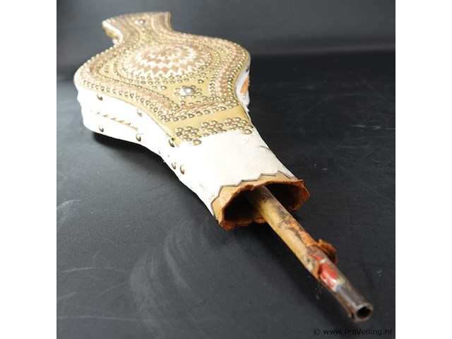 Marokkaanse blaasbalg (raboz), rijk versierd met leer en goudkleurige details. - afbeelding 5 van  5