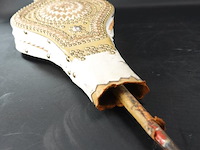 Marokkaanse blaasbalg (raboz), rijk versierd met leer en goudkleurige details. - afbeelding 5 van  5