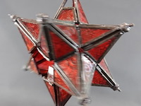 Marokkaanse of andalusische sterlantaarn gemaakt van rood glas en metaal - afbeelding 2 van  5