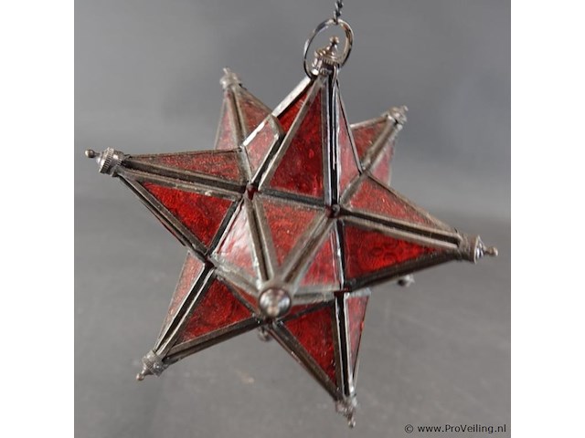Marokkaanse of andalusische sterlantaarn gemaakt van rood glas en metaal - afbeelding 3 van  5