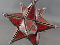 Marokkaanse of andalusische sterlantaarn gemaakt van rood glas en metaal - afbeelding 3 van  5