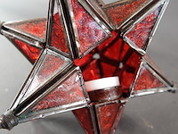 Marokkaanse of andalusische sterlantaarn gemaakt van rood glas en metaal - afbeelding 4 van  5