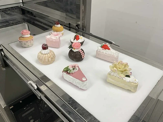 Marrone - gebaksvitrine - afbeelding 14 van  14