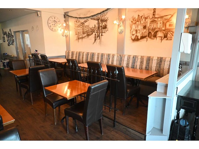 Martin meallet o.a. complete set restaurantmeubilair - 4 treinzitbanken - 24 restaurantstoelen en 14 restauranttafels - afbeelding 3 van  4