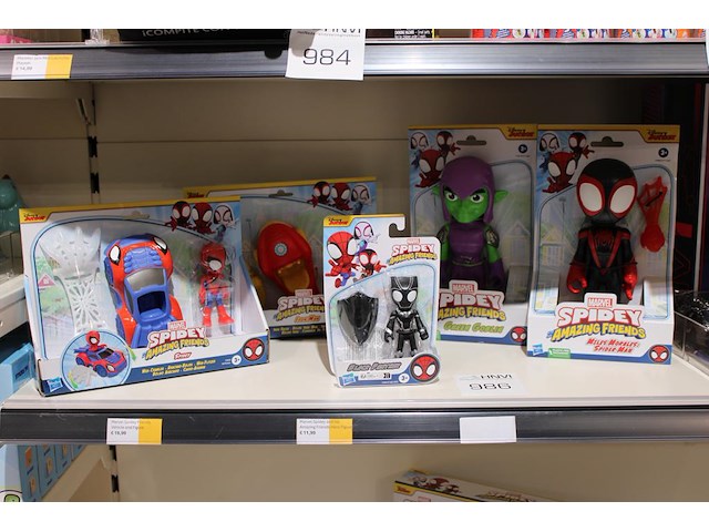 Marvel spidey figuren op schap, vijf stuks. - afbeelding 1 van  2