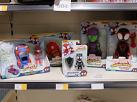 Marvel spidey figuren op schap, vijf stuks.