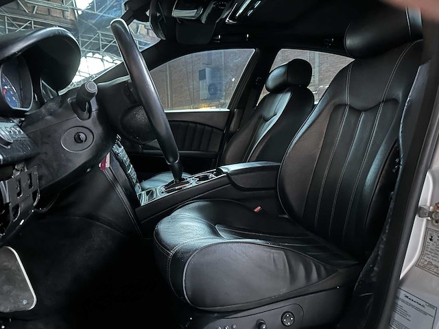 Maserati quattroporte 4.2 v8 440pk 2009 facelift youngtimer - afbeelding 17 van  30