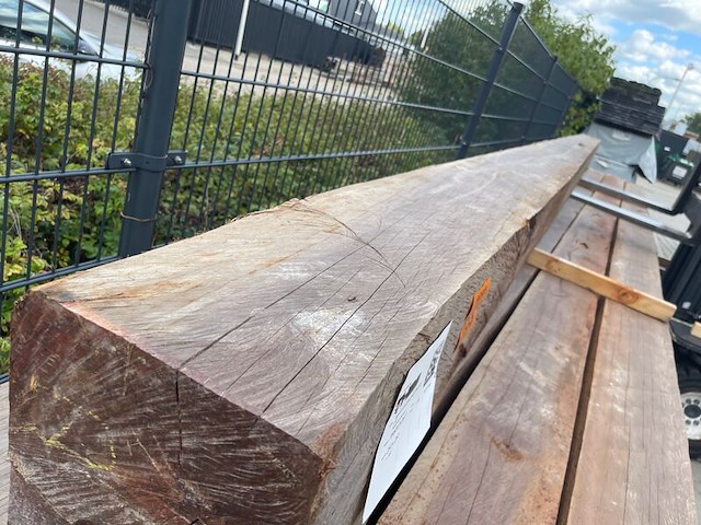 Massaranduba constructiebalken fijnbezaagd, 250x250mm, lengte 850cm - afbeelding 1 van  3
