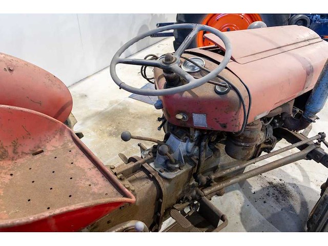 Massey ferguson - - vintage tractor - afbeelding 6 van  9
