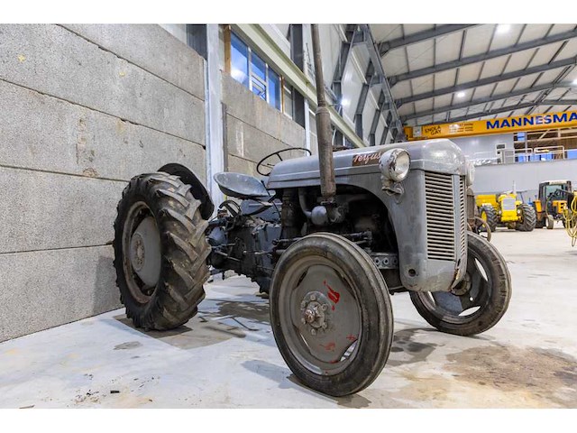 Massey ferguson - tef 20 - vintage tractor - afbeelding 1 van  11