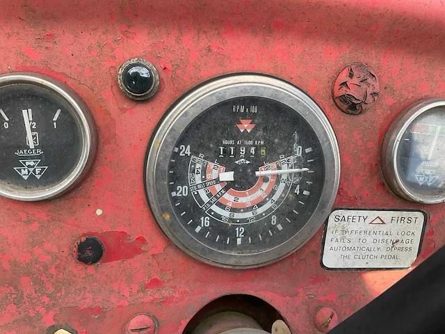 Massey ferguson 158 tweewielaangedreven landbouwtractor - afbeelding 7 van  16