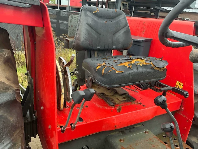 Massey ferguson 390 vierwielaangedreven landbouwtractor - afbeelding 25 van  44