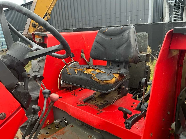 Massey ferguson 390 vierwielaangedreven landbouwtractor - afbeelding 8 van  44