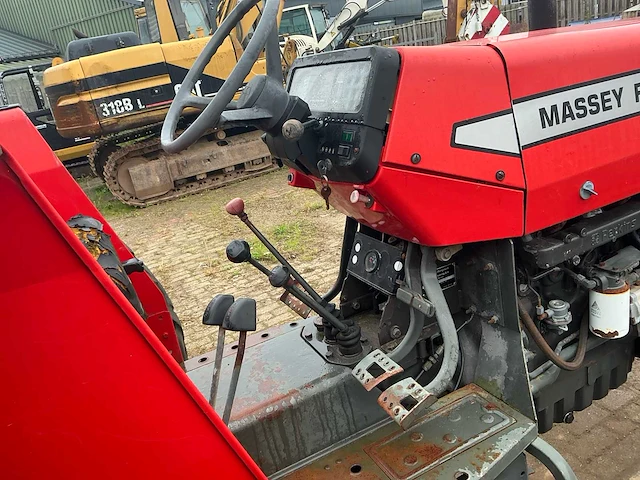 Massey ferguson 390 vierwielaangedreven landbouwtractor - afbeelding 21 van  44